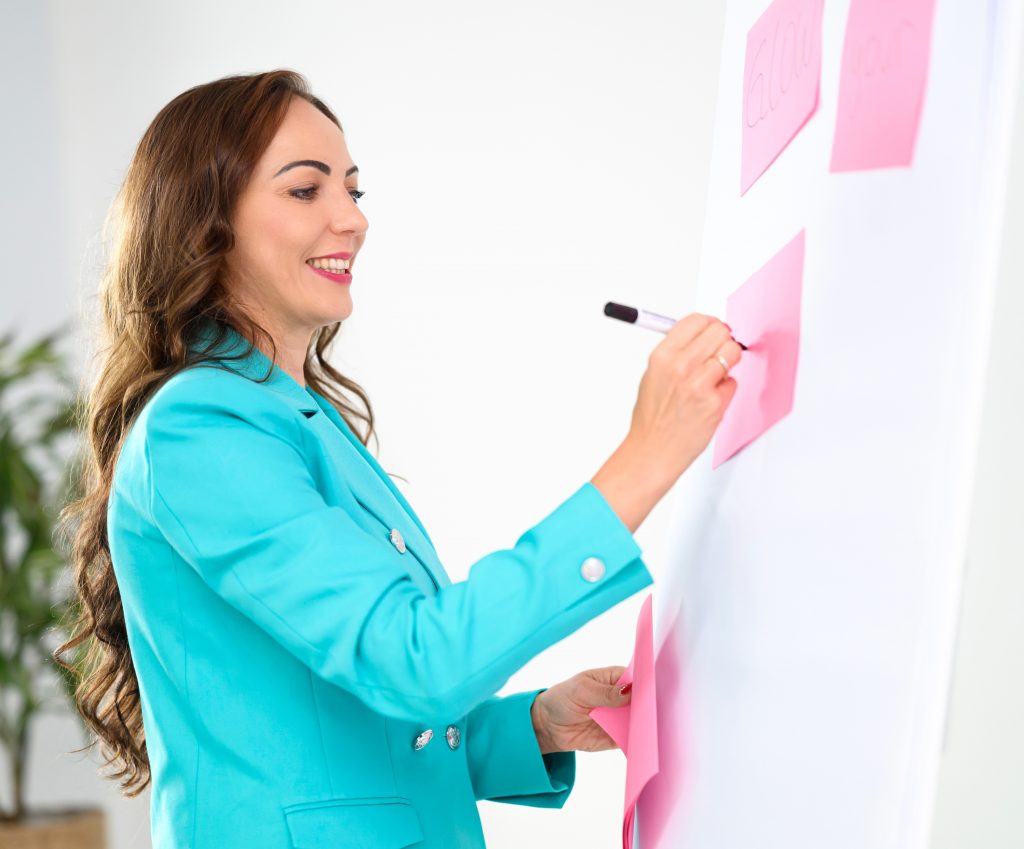 Tessa Koschig leitet einen Workshop mit Frauen zur female empowerment, selbstbewusstsein und Persönlichkeitsentwicklung